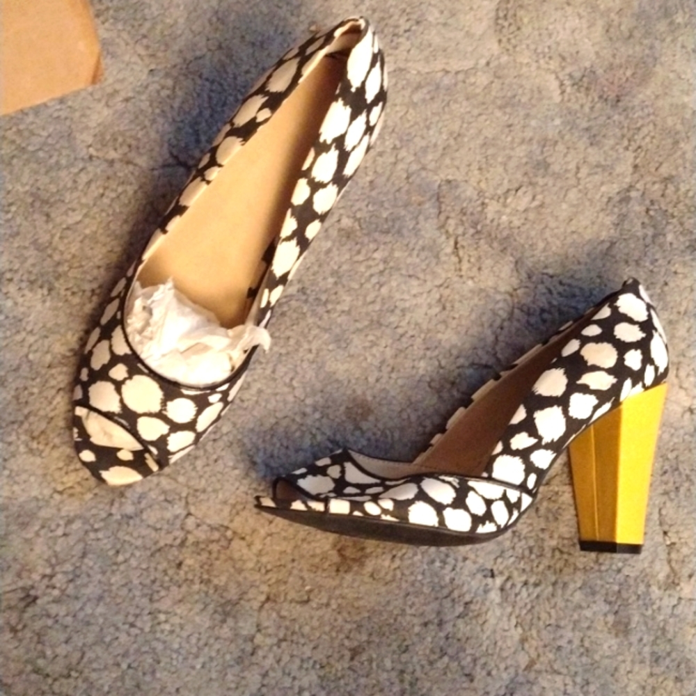 Pair of heels shoes women juniors size 8